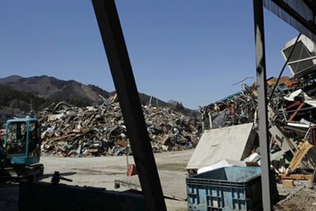 Những đống đổ nát tại thành phố Ofunato, tỉnh Iwate, Nhật Bản sau trận động đất hôm 11/3.